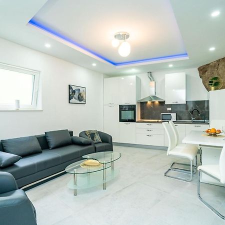 Hidden Gem Apartment Molunat Bagian luar foto